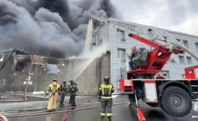 Во Владивостоке горит склад стройматериалов на площади 1000 квадратных метров