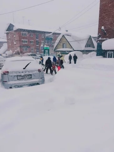Фото: Обильные снегопады спровоцировали транспортный коллапс в Шерегеше  3
