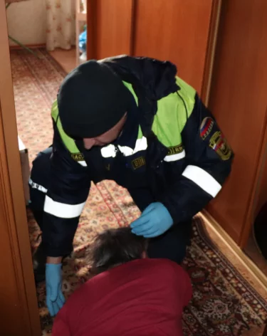 Кемеровские спасатели помогли 74-летней женщине: она не отзывалась на стук соседей