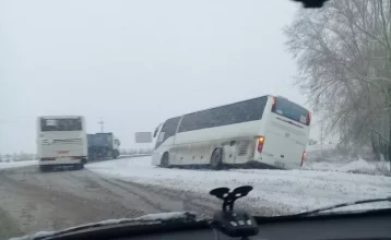 Фото: Пассажирский автобус съехал в кювет на кузбасской трассе 1