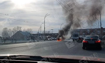 Фото: В Кемерове на улице Терешковой на ходу загорелся Chrysler 1