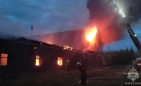 В Псковской области загорелся цех, внутри которого находятся баллоны с пропаном 