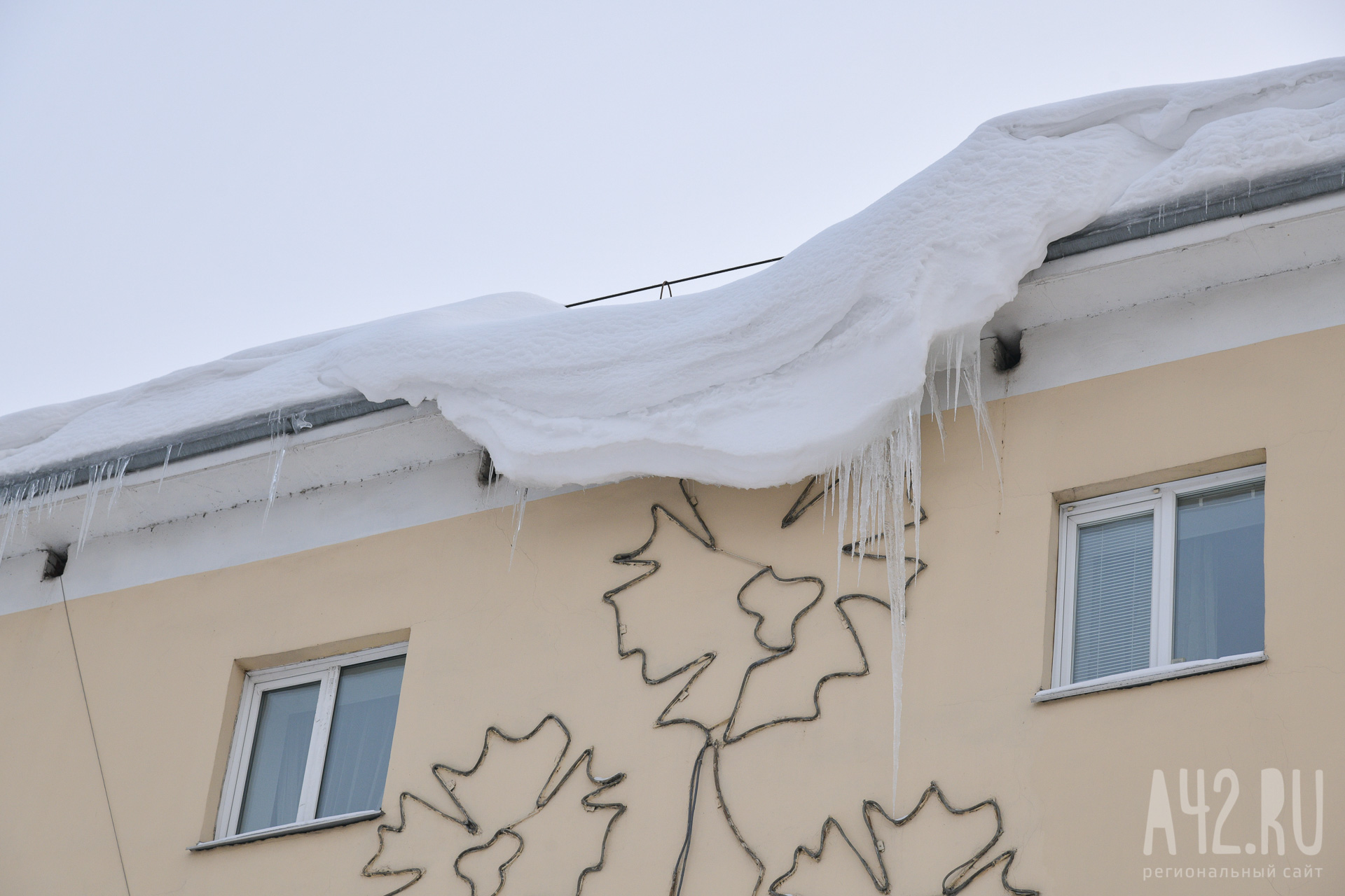 В Свердловской области упавший с крыши лёд повредил стены и окна многоэтажного дома 