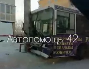 Фото: В кузбасском городе пассажирский автобус протаранил столб 1