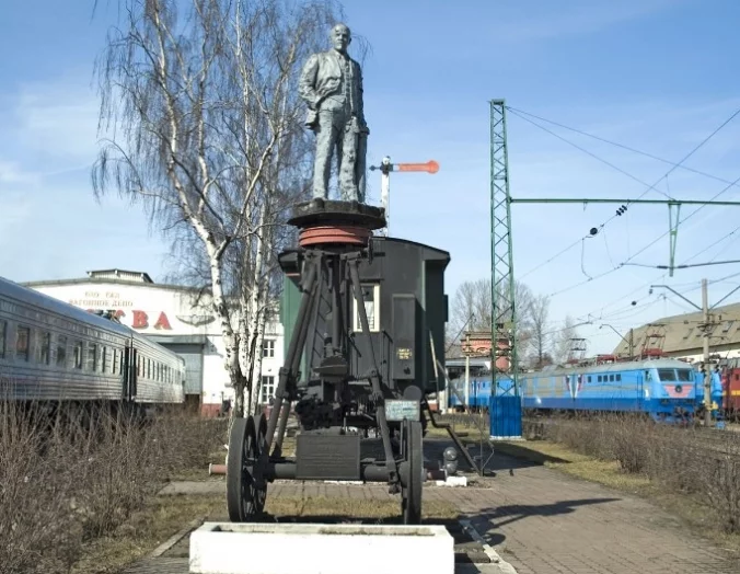 Фото: Ленин с трубочкой, Ленин-«рэпер» и Ленин-ребёнок: почему женское пальто — не самая странная деталь скульптуры вождя 4