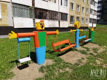 Фото: Администрацию кузбасского города оштрафовали на 300 000 рублей из-за сломанных качелей  1
