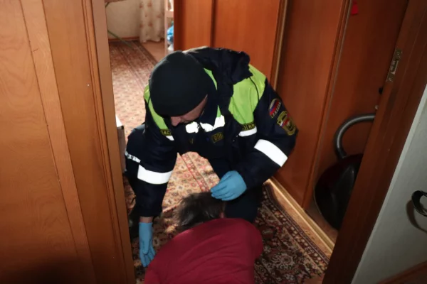 Кемеровские спасатели помогли 74-летней женщине: она не отзывалась на стук соседей