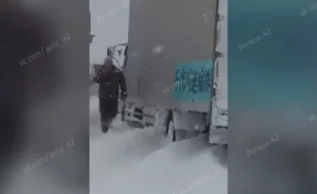 «Фурам не проехать»: снег заблокировал дороги в Таштагольском районе