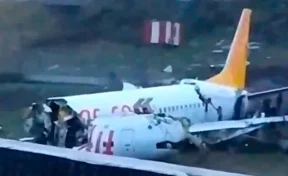 В Турции самолёт совершил жёсткую посадку и рухнул с обрыва, развалившись на три части