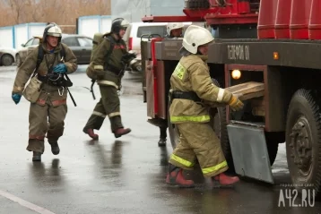 Фото: 14 сотрудников МЧС тушили пожар в многоквартирном доме в Прокопьевске 1
