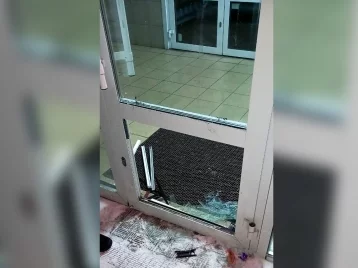 Фото: Нетрезвый кузбассовец выбил дверь и незаконно попал в магазин ночью 1