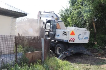 Фото: Власти: в Кемерове осталось снести три заброшенных частных дома 1
