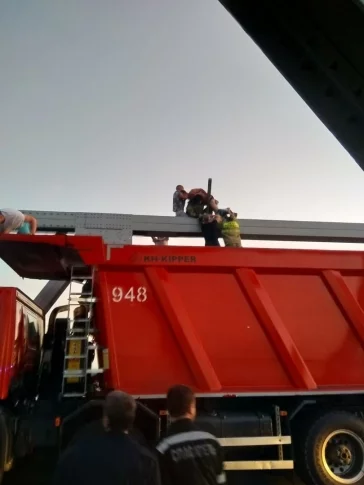 Фото: В Новокузнецке спасатели сняли мужчину с края моста 2