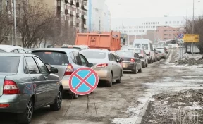 На улице Васильева в Кемерове собралась огромная пробка
