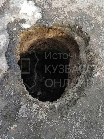 Фото: Кемеровчанин пожаловался на провал на детской площадке в парке 2