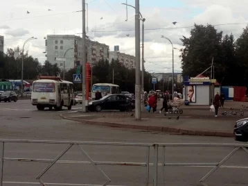 Фото: На кемеровском перекрёстке столкнулись маршрутка и Chevrolet 1