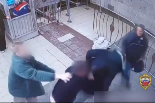 В Москве мужчина набросился на пассажира метро и сломал ему скулу