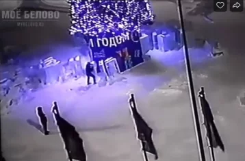 Фото: В Кузбассе вандалы повредили ледовый городок: происшествие попало на видео 1