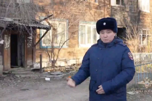 Полицейский спас из огня двух детей, троих взрослых и собаку Белку