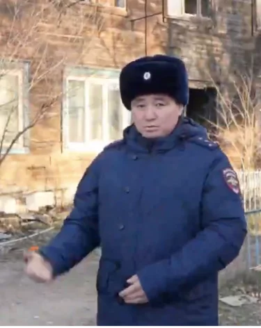 Полицейский спас из огня двух детей, троих взрослых и собаку Белку