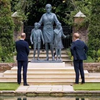 Фото: Принц Гарри и принц Уильям открыли памятник погибшей матери — принцессе Диане 1
