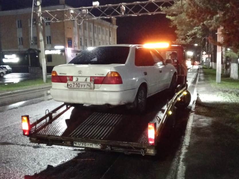 Пьяный водитель посадил за руль приятеля без прав в Кузбассе: автомобиль конфисковали