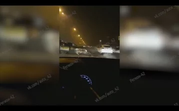 Фото: Два автомобиля такси столкнулись на кемеровском перекрёстке 1