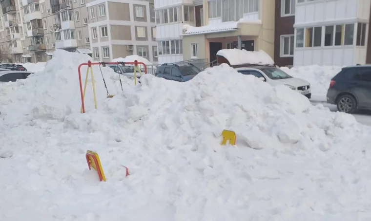Фото: Кемеровчане пожаловались на горы снега на детской площадке 2