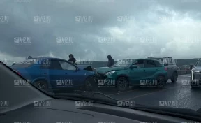 В Кемерове из-за лобового ДТП на Кузбасском мосту образовалась серьёзная пробка