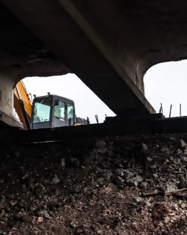 В Кемерове в ходе ремонта Кузбасского моста на машину упал камень: владелец взыскал почти 300 тысяч рублей