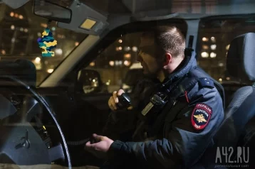 Фото: В Кузбассе полицейские поздно вечером нашли в снегу ребёнка 1