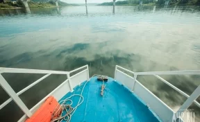 В Кузбассе двое рыбаков застряли с неисправным катером на реке