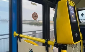 В Новокузнецке в автобусе на пассажирку упала крышка люка: СК начал проверку