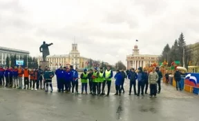 В Кемерове открыли сезон по хоккею в валенках на площади Советов