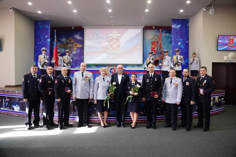 Фото: Сергей Цивилёв поздравил сотрудников кузбасской полиции с профессиональным праздником 4
