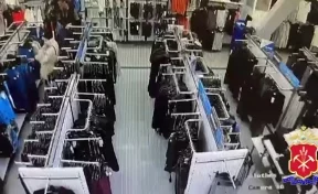 В Ленинске-Кузнецком женщина переодевалась мужскую одежду и похищала её
