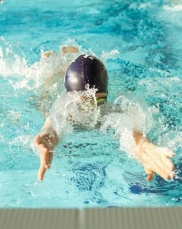 В Башкирии дети отравились парами хлора во время тренировки в бассейне