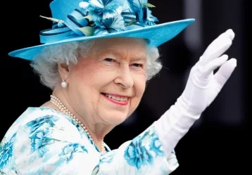 Фото: СМИ: у королевы Елизаветы II есть третья рука 1