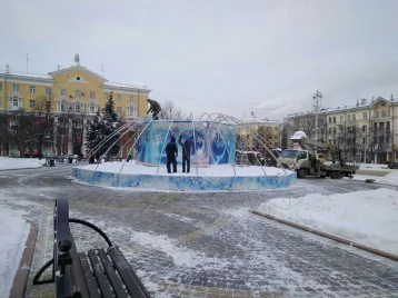 Фото: В Кемерове на площади у драмтеатра начали монтировать светодинамический фонтан 1