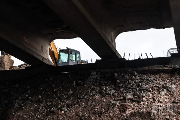 В Кемерове в ходе ремонта Кузбасского моста на машину упал камень: владелец взыскал почти 300 тысяч рублей