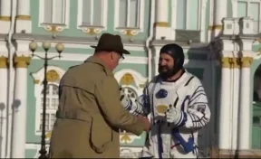 Солист Rammstein «подрался» с космонавтом на Дворцовой площади Петербурга