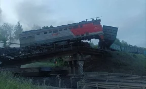 Обрушение моста произошло во время движения грузового поезда в Курской области