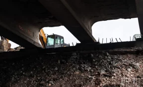 В Кемерове в ходе ремонта Кузбасского моста на машину упал камень: владелец взыскал почти 300 тысяч рублей