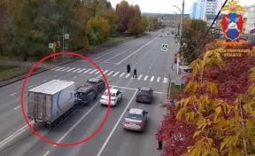 В Кемерове грузовик столкнулся с двумя иномарками, момент ДТП попал на видео