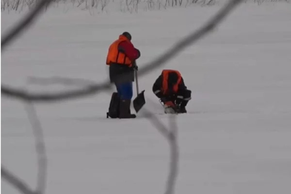 На юге Кузбасса спасатели начали распиловку льда на реках