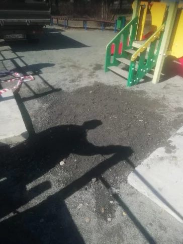 Фото: Кемеровчанин пожаловался на провал на детской площадке в парке 3