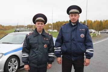 Фото: В Кемерове сотрудники ГИБДД помогли спасти жизнь пожилой женщине 1