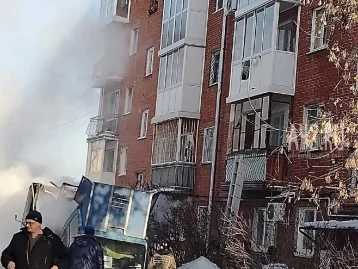 Фото: В Кемерове полыхал грузовик, припаркованный под окнами дома: пожарным пришлось вскрывать балкон 4