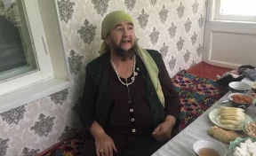 Жительница Казахстана рассказала, почему не сбривает бороду уже 35 лет
