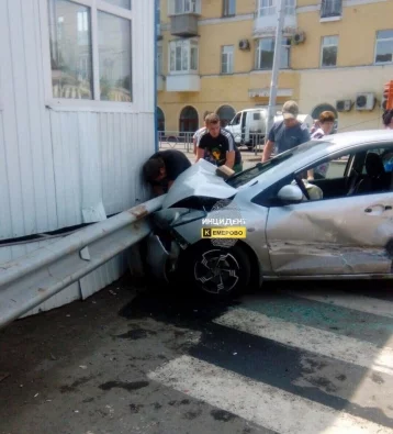 Фото: В Кемерове Mazda вылетела на пешеходный переход и врезалась в пост полиции 1